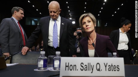 El exdirector de Inteligencia Nacional James Clapper (2do L) y la ex Fiscal General de los Estados Unidos Sally Yates llegan antes de reunirse ante el Subcomité Senatorial de Crimen y Terrorismo en el edificio de oficinas del Senado Hart en Capitol Hill el 2 de agosto. Testimonio de Washington, DC. Mayo de 2017 