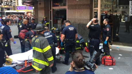 Първи реагиращи се обръщат към човек, след като кола е била забита в пешеходци на Таймс Скуеър през 2017 г.