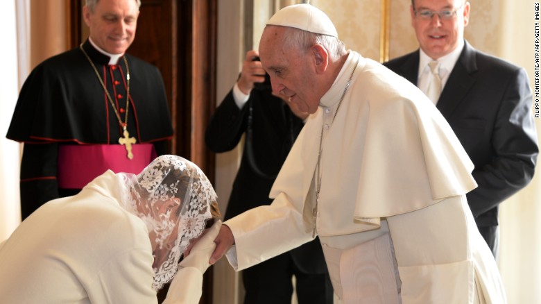 Papal etiquette when meeting the Pope