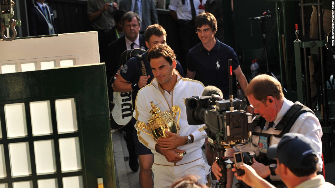 Switzerland&#39;s Roger Federer is filmed by a TV crew holding the Wimbledon trophy as he enters the dressing room after beating Andy Roddick of the US in the 2009 final. Federer has opted not to play at this year&#39;s French Open.