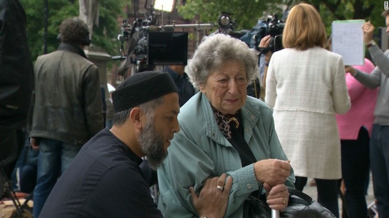 Muslim man and Jewish woman's prayer captures attention