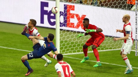 Henrikh Mkhitaryan scores Manchester United&#39;s second goal of the evening 
