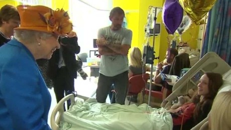 queen visits manchester bombing victims