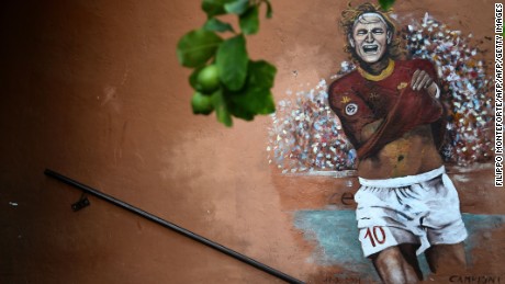 A graffiti representing AS Roma&#39;s captain Francesco Totti is seen on a wall in the Garbatella district, on October 22, 2016 in Rome. Rome&#39;s football teams will play their derby Lazio vs AS Roma on December 4, 2016.  / AFP / FILIPPO MONTEFORTE        (Photo credit should read FILIPPO MONTEFORTE/AFP/Getty Images)