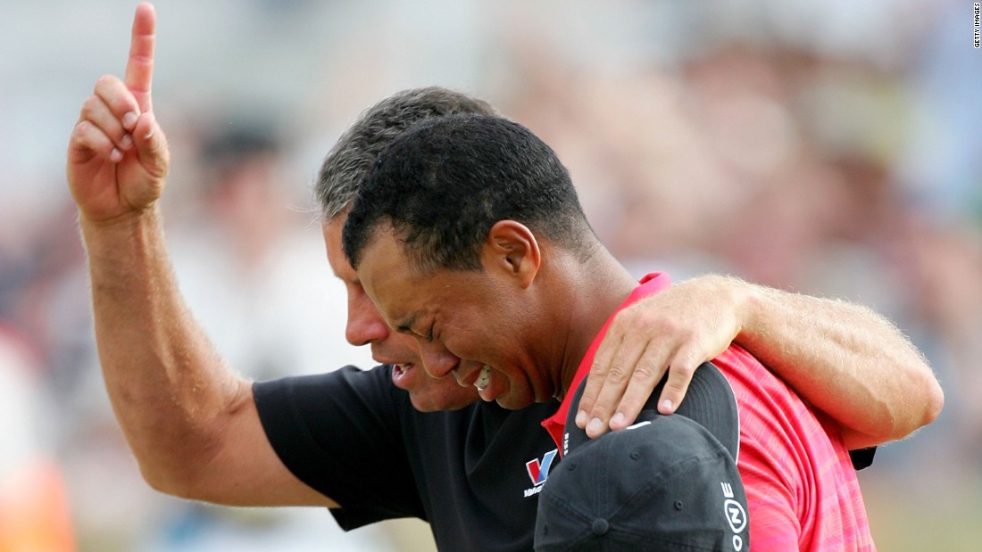 Woods showed rare emotion when he broke down in tears on the shoulder of caddie Steve Williams following his win in the 2006 British Open at Hoylake, months after his father and mentor Earl passed away. 