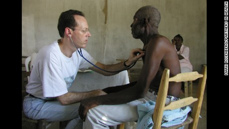 Además de tratar a los pacientes, Farmer es el estratega jefe y cofundador de Partners In Health.