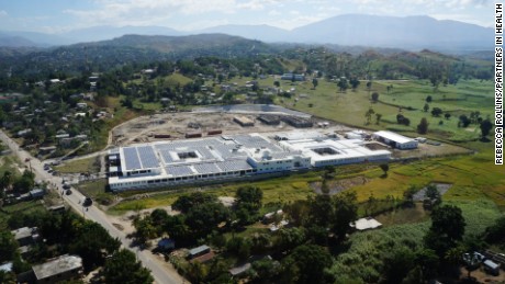 L'hôpital offre des soins à environ 185 000 personnes à Mirebalais et ses environs.