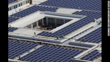 L'hôpital de 205 000 pieds carrés et 300 lits est entièrement alimenté par 1 800 panneaux solaires. Il a ouvert ses portes en mars 2013, quelques années seulement après le tremblement de terre dévastateur de 2010 qui a fait des centaines de milliers de morts ou de blessés Haïtiens.