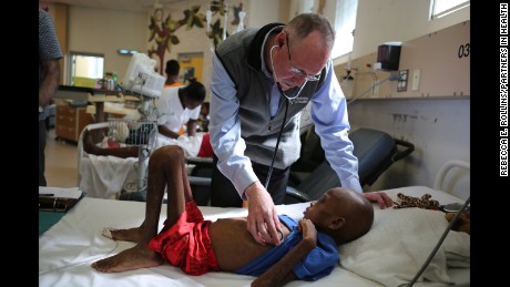 em dezembro, Farmer ajudou a tratar Jamson Louis de 10 anos, que tinha HIV e tuberculose e não estava melhorando. Depois de Jamson chegar ao hospital, Farmer prescreveu um novo regime de medicação.