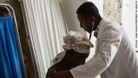 Sauvener controlla Sonya Auguste. University Hospital è un ospedale pubblico di insegnamento volto ad aumentare Haitiapos;s comunità di operatori sanitari.