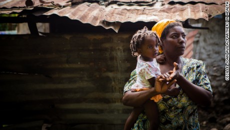 Partners in Health zahrnuje tým ošetřovatelů, kteří zacházejí obětí podvýživy jako Jeanette Desperance, 38, tady v Boucan Carre, Haiti, držel ji za 14-měsíc-starý vnučka, Maylove Louis.