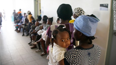 os pacientes esperam durante a corrida matinal na clínica womenapos;S.