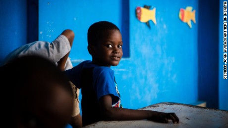 Steve Meuse, 6, è un primo selezionatore che vive nell'orfanotrofio presso il campus Partners in Health a Cange, Haiti. Quattro anni fa, è stato curato per malnutrizione.