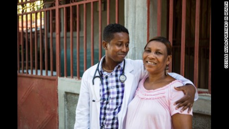 Sauvener partilha um momento com a sua mãe, Alourdes Gracia. Sua conexão de décadas com Farmer e o hospital é um lembrete de como suas vidas se tornaram um círculo completo -- como quot;Babyquot; e seus colegas usam suas habilidades para ajudar a comunidade.