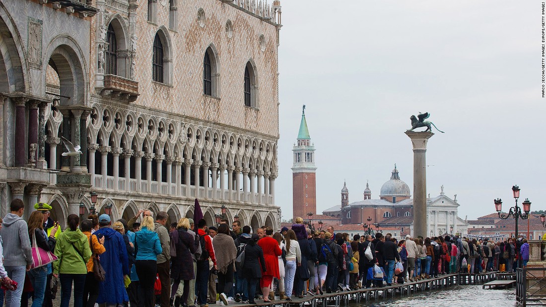 how many tourists visit venice every year