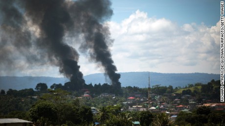 Residents fleeing Marawi saw around 100 bodies, Philippines official says 