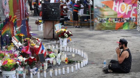 Jose Ramirez, um sobrevivente do tiroteio, visita o local memorial a 12.