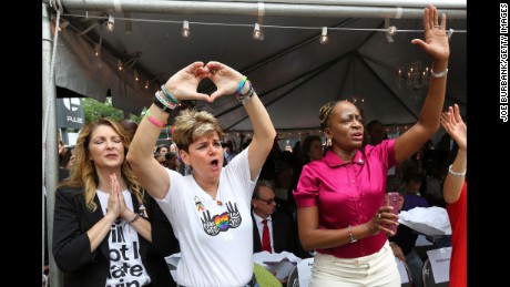 Da esquerda, a proprietária do clube Barbara Poma, a Comissária Municipal Patty Sheehan e a Comissária Municipal Regina Hill assistem à cerimónia fúnebre.