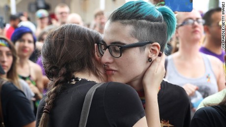 Hailey Smiley e Sarah Kennedy abraçam durante a cerimónia.