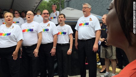 Reputowany USA Val Demings słucha, jak Orlando Gay Chorus występuje podczas nabożeństwa.