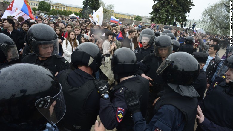 Protesters clash with police at Russian demo