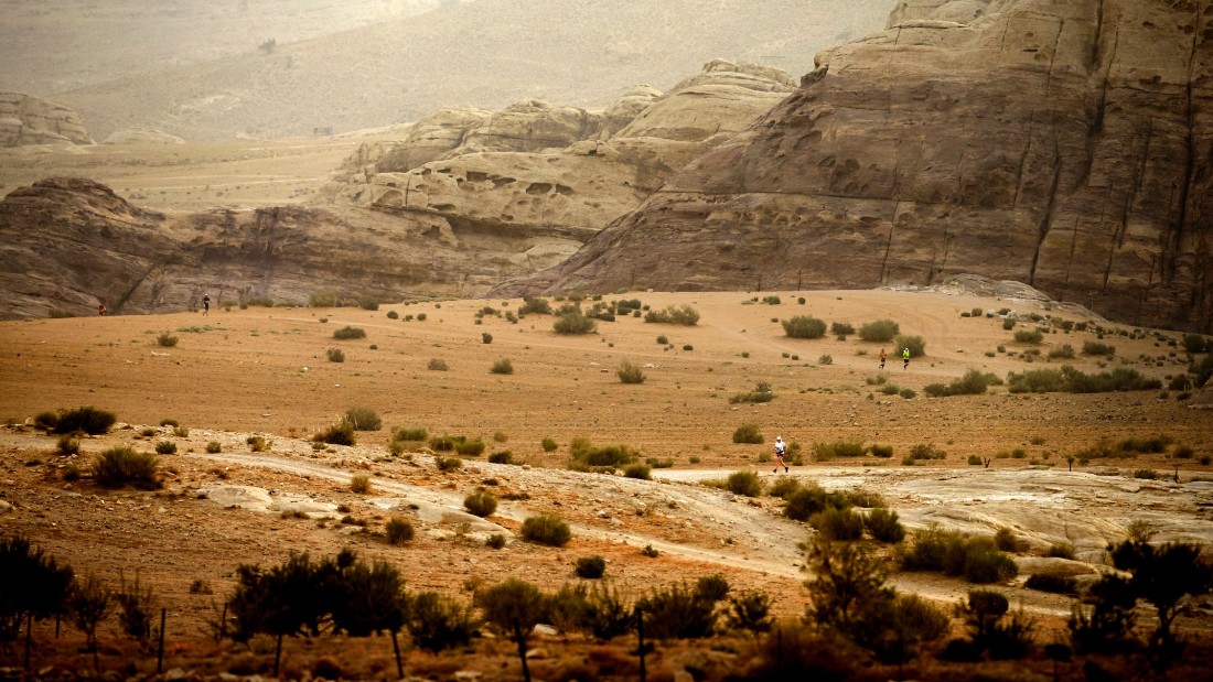 Runners trudge through the arid landscape during the 2015 edition. 