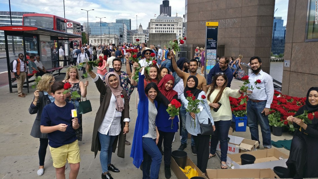 Muslim Londoners Hand Out 3000 Roses Near London Bridge Cnn