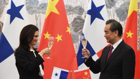 Panama&#39;s Foreign Minister Isabel de Saint Malo and Chinese Foreign Minister Wang Yi drink a toast after signing a joint communique on establishing diplomatic relations during a press briefing on June 13, 2017.