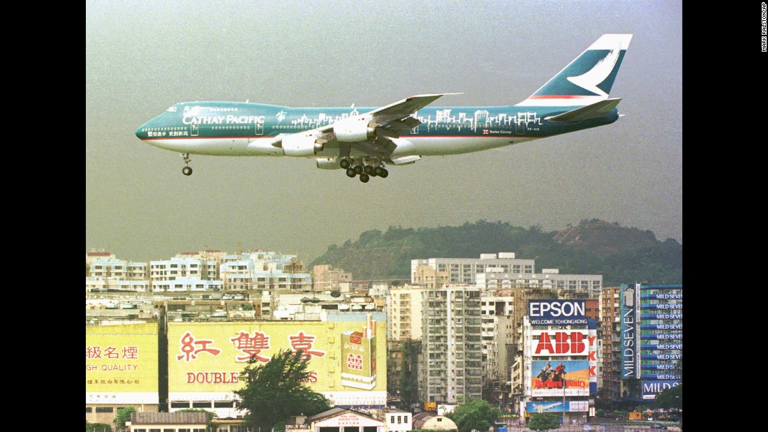 A Cathay Pacific Boeing-747 jet flies over residential buildings near Hong Kong&#39;s Kai Tak airport, on June 19, 1997.