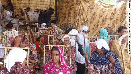 Heat stroke patients seek relief in Karachi, Pakistan, in 2015. That year&#39;s heat wave claimed over 4,000 lives in Pakistan and India.