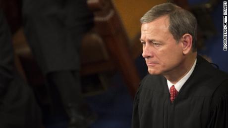 Chief Justice Roberts avoids controversy, praises work of judges in year-end report