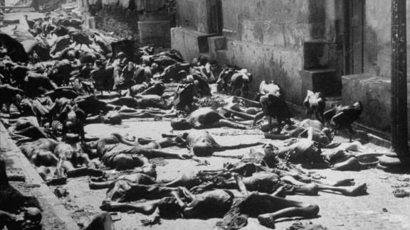 Vultures feed on corpses lying abandoned in an alleyway after the rioting between Hindus and Muslims in Kolkata in 1946. 
