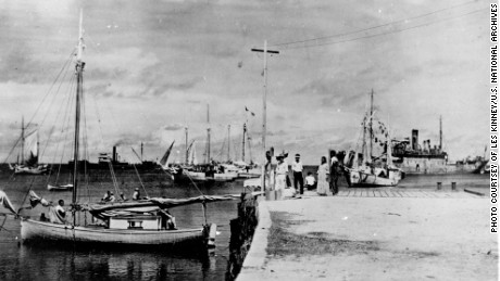 Ein neues History Channel-Special behauptet, dieses Foto sei der Beweis, dass Amelia Earhart und Fred Noonan nach dem Verschwinden ihres Flugzeugs auf den Marshallinseln waren.