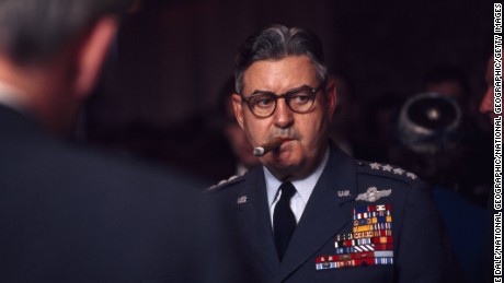 1965年にカーティス-ルメイ将軍。