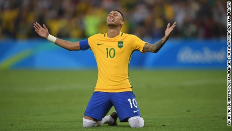 Neymar celebrates scoring the winning penalty in the penalty shoot out during the men&#39;s Olympic final between Brazil and Germany at the Maracana Stadium