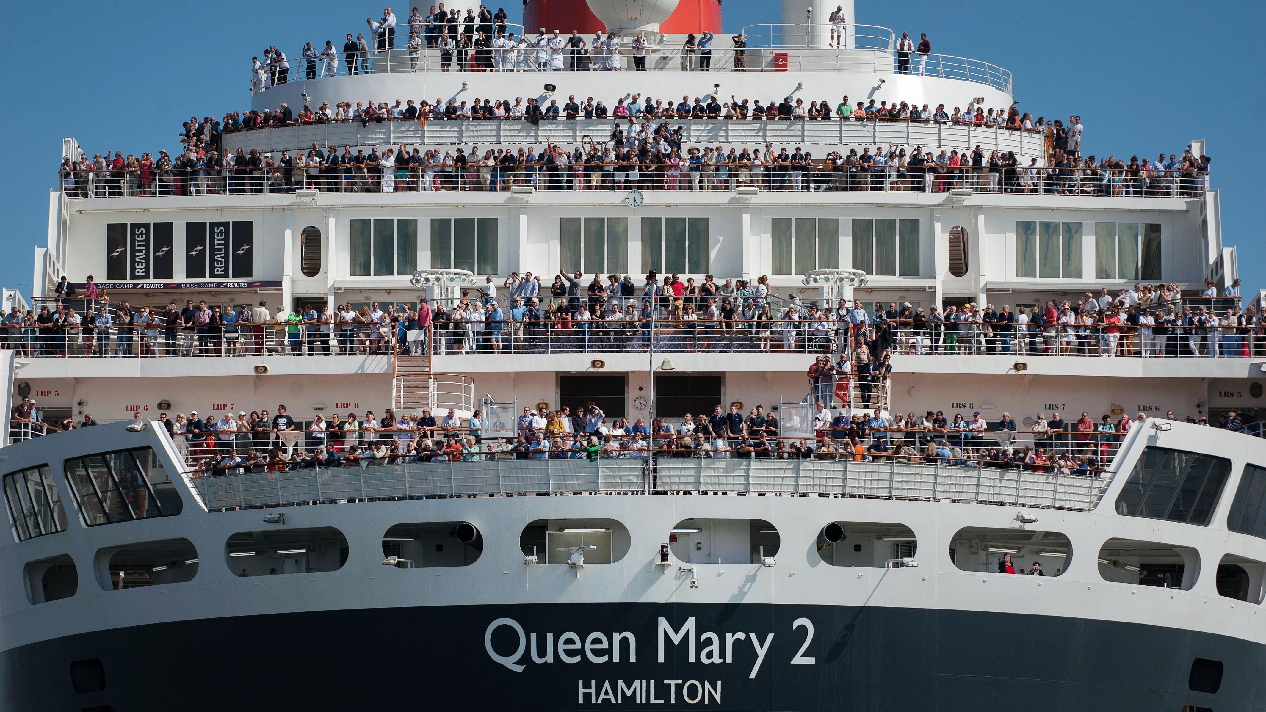 Destination New York Queen Mary 2 Vs World S Fastest Trimarans