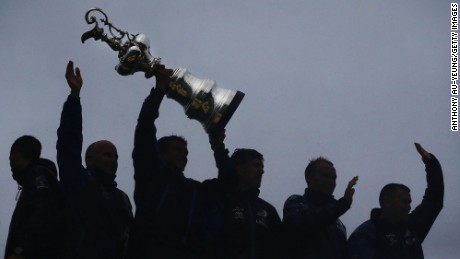 AUCKLAND, NEW ZEALAND - JULY 06:  Members of Emirates Team New Zealand lift the America&#39;s Cup trophy in celebration during the Team New Zealand Americas Cup Welcome Home Parade on July 6, 2017 in Auckland, New Zealand.  (Photo by Anthony Au-Yeung/Getty Images)