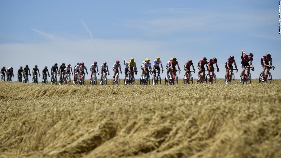 The pack, including Thomas (C) wearing the overall leader&#39;s yellow jersey, rides during the 160.5 km fifth stage between Vittel and La Planche des Belles Filles.