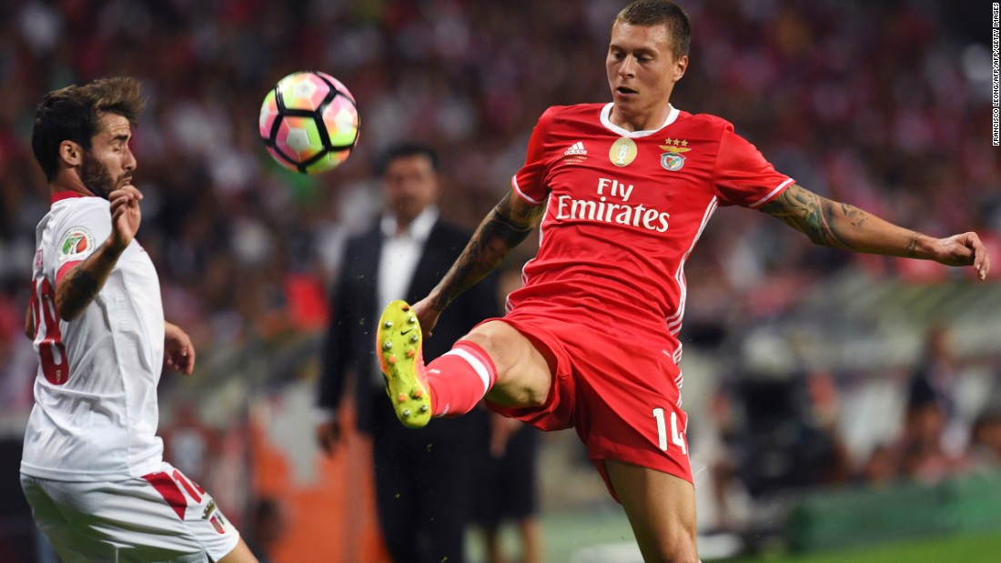 Swedish center back Victor Lindelof missed just two league matches of Benfica&#39;s title-winning 2016/17 campaign, during which the Portuguese club conceded a mere 19 goals in 34 league matches. 