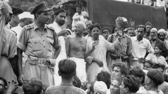Gandhi (center) visits Muslim refugees as they prepare to depart for Pakistan at Purana Qila fort, New Delhi, on September 22, 1947.
