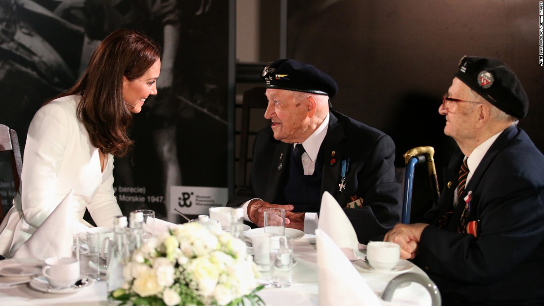 Kate speaks with a WWII veteran during a visit to the Warsaw Rising Museum on July 17, the first day of the British royal couple&#39;s official visit to Poland.