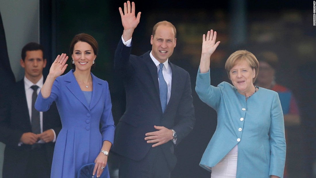 Kate, William and Merkel greet well-wishers shortly after the royal couple&#39;s arrival in Berlin.