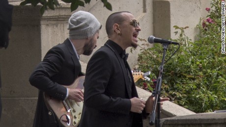  Chester Bennington se presenta en el funeral de Cornellapos;el 26 de mayo.