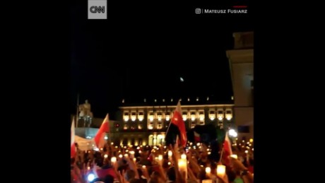 Polish protesters sing national anthem 