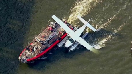 cnnee vo avion aterriza emergencia sobre east river nueva york_00004125