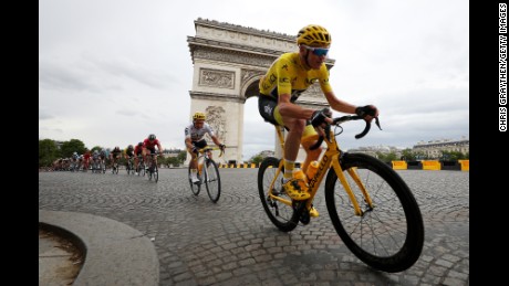 Froome rides past the Arc de Triomphe in the 2017 Tour de France&#39;s concluding stage.
