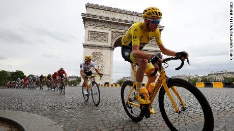 PARIS, FRANCE - JULY 23:  Christopher Froome of Great Britain riding for Team Sky in the leader&#39;s jersey rides past the Arc de Triomphe during stage 21 of the 2017 Le Tour de France, a 103km stage from Montgreon to the Paris Champs-Élysées on July 23, 2017 in Paris, France.  (Photo by Chris Graythen/Getty Images)