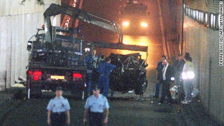 The wreckage of Princess Diana&#39;s car is lifted on a truck 31 August 1997 in the Alma tunnel of Paris. Princess Diana died a few hours after the crash at Paris hospital of La Pitie-Salpetriere of her injuries.