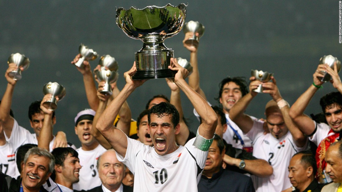 Iraq&#39;s captain and goalscorer in the final, Younis Mohmoud, holds the Asian Cup trophy aloft.
