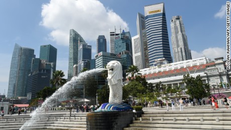 Singapore&#39;s famous Merlion (C) in front of the skyline of the city&#39;s financial business district.